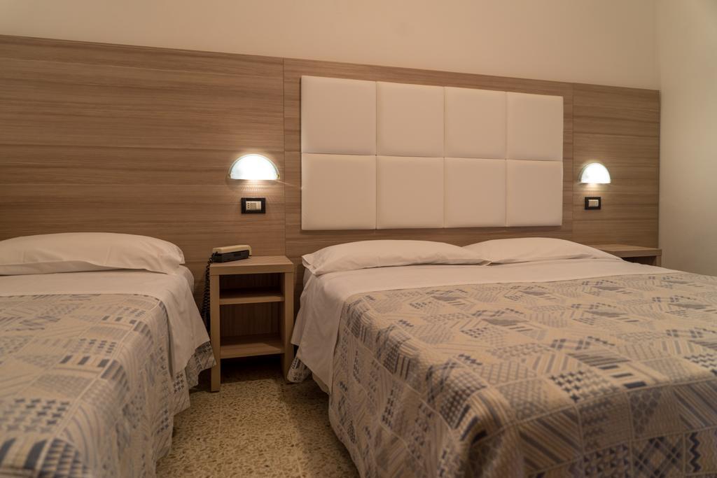Hotel Onda Marina Мисано Адриатико Стая снимка